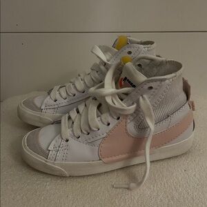 High top Nike - Gently used, could use a cleaning. Extremely comfortable